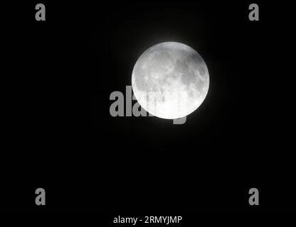 Londres, Royaume-Uni. 30 août 2023. Image © Licence à Parsons Media. 30/08/2023. Londres, Royaume-Uni. La Supermoon bleue dans le ciel au-dessus du Hertfordshire, en Angleterre. Photo de crédit : andrew parsons/Alamy Live News Banque D'Images