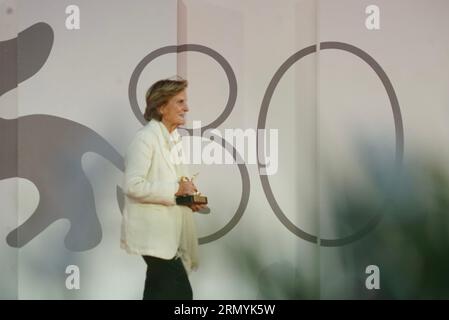 Venise, Italie. 30 août 2023. La réalisatrice Liliana Cavani reçoit le Lion d’or pour l’accomplissement de toute une vie lors de la cérémonie d’ouverture du 80e Festival international du film de Venise, le 30 août 2023 à Venise, en Italie. (Image de crédit : © Amaresh V. Narro/eyepix via ZUMA Press Wire) USAGE ÉDITORIAL SEULEMENT! Non destiné à UN USAGE commercial ! Banque D'Images