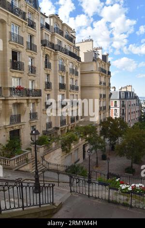 Les marches, lampadaires et l'architecture de la rue du Mont-Cenis en été, Montmartre, Paris. Banque D'Images