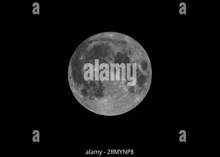 Image de la Lune Bleue le 30 août 2023 vue de York, Royaume-Uni Banque D'Images