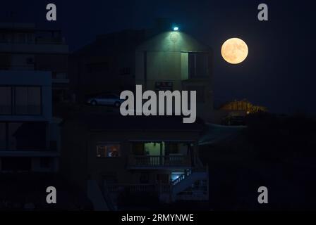 Malaga, Espagne. 30 août 2023. La superlune bleue, la deuxième superlune d'août, se lève sur le ciel à côté des bâtiments de la plage de 'la AraÃ±a'. La superlune bleue se déroule comme l'un des événements astronomiques les plus frappants du mois. Lorsque la pleine lune a lieu, elle apparaît plus grande et plus lumineuse que la normale. (Image de crédit : © Jesus Merida/SOPA Images via ZUMA Press Wire) USAGE ÉDITORIAL SEULEMENT! Non destiné à UN USAGE commercial ! Banque D'Images