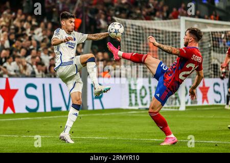 Copenhague, Danemark. 30 août 2023. Kevin Diks (2) du FC Copenhague et Deian Sorestochowa (22) du Rakow Czestochowa vus lors du match de qualification de l'UEFA Champions League entre le FC Copenhague et le Rakow Czestochowa au Parken à Copenhague. (Crédit photo : Gonzales photo/Alamy Live News Banque D'Images