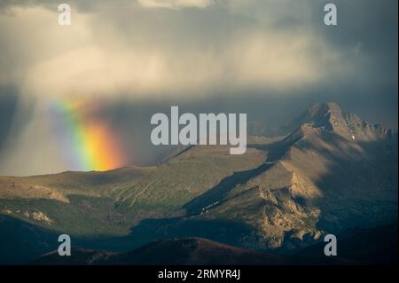 Wide Rainbow Falls depuis Storm Cloud au-dessus des montagnes dans le parc national des montagnes Rocheuses depuis Trail Ridge Road Banque D'Images