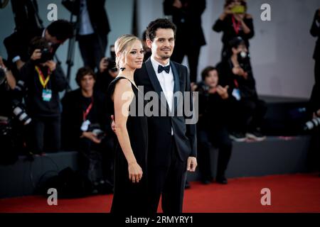 VENISE, ITALIE - AOÛT 30 : le président des jurys internationaux Damien Chazelle assiste au tapis rouge d'ouverture du 80e film international de Venise Banque D'Images