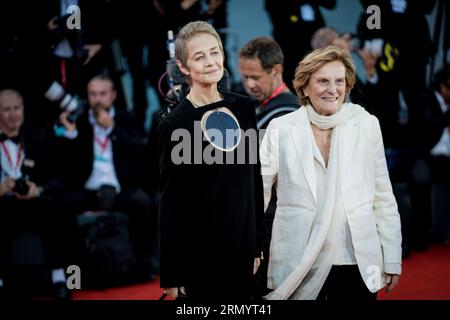 VENISE, ITALIE - AOÛT 30 : Charlotte Rampling et Liliana Cavani assistent au tapis rouge d'ouverture du 80e Festival International du film de Venise le Banque D'Images