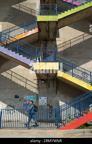 Officiellement appelées Augusta Steps, les 120 marches aux couleurs vives relient East Cliff Promenade à la région par les tunnels Ramsgate ci-dessous Banque D'Images