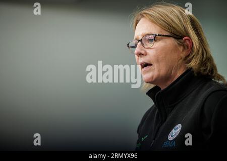 Deanne Criswell, administratrice de la Federal Emergency Management Agency (FEMA), prend la parole lors du point de presse quotidien dans la salle de presse James S. Brady de la Maison Blanche à Washington, DC, le 30 août 2023. L'administrateur Criswell a parlé de la réponse du gouvernement fédéral aux récents incendies de forêt à Maui, Hawaii, et à l'ouragan Idalia après avoir touché terre en Floride. Crédit : Samuel Corum/Pool via CNP Banque D'Images