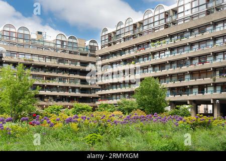 Le Barbican Centre est un centre des arts de la scène situé dans le Barbican Estate de la City de Londres, en Angleterre, et le plus grand de ce type en Europe Banque D'Images