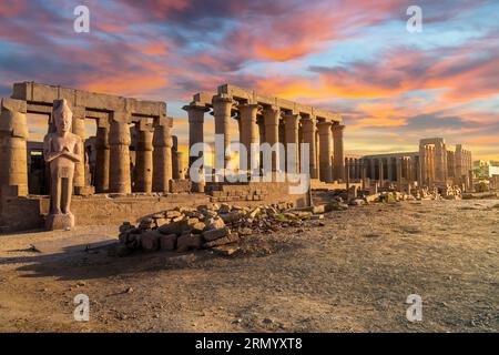 Les anciens temples de Karnak le long du Nil sous un ciel coloré du soir dans la ville de Louxor Egypte. Banque D'Images