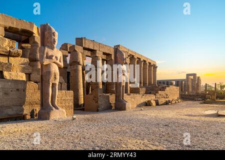 Vue au coucher du soleil précoce de l'ancien complexe du temple Karnak le long du Nil dans la ville égyptienne de Louxor, en Égypte. Banque D'Images