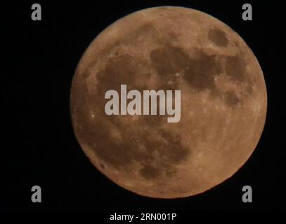 Rafah, Gaza. 02 avril 2023. Une "Lune bleue" est vue se lever dans le ciel de la bande de Gaza au-dessus de Rafah dans le Sud de la bande de Gaza le mercredi 30 août 2023. Une « Lune bleue » est la deuxième pleine lune en un mois. Photo par Ismael Mohamad/UPI crédit : UPI/Alamy Live News Banque D'Images