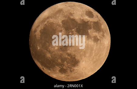 Rafah, Gaza. 02 avril 2023. Une "Lune bleue" est vue se lever dans le ciel de la bande de Gaza au-dessus de Rafah dans le Sud de la bande de Gaza le mercredi 30 août 2023. Une « Lune bleue » est la deuxième pleine lune en un mois. Photo par Ismael Mohamad/UPI crédit : UPI/Alamy Live News Banque D'Images