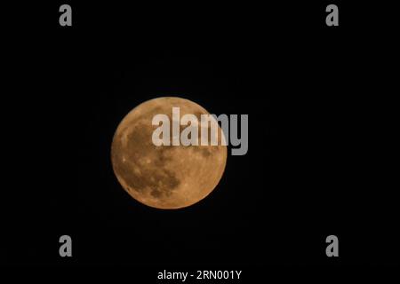 Rafah, Gaza. 02 avril 2023. Une "Lune bleue" est vue se lever dans le ciel de la bande de Gaza au-dessus de Rafah dans le Sud de la bande de Gaza le mercredi 30 août 2023. Une « Lune bleue » est la deuxième pleine lune en un mois. Photo par Ismael Mohamad/UPI crédit : UPI/Alamy Live News Banque D'Images