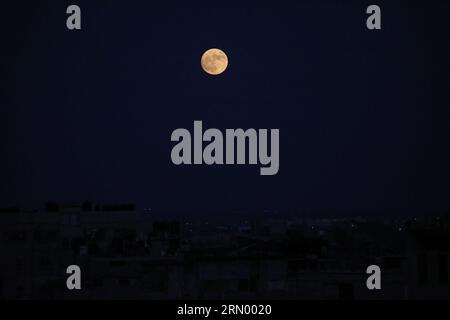 Rafah, Gaza. 02 avril 2023. Une "Lune bleue" est vue se lever dans le ciel de la bande de Gaza au-dessus de Rafah dans le Sud de la bande de Gaza le mercredi 30 août 2023. Une « Lune bleue » est la deuxième pleine lune en un mois. Photo par Ismael Mohamad/UPI crédit : UPI/Alamy Live News Banque D'Images