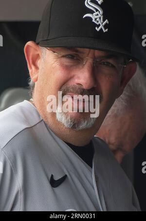 Baltimore, États-Unis. 30 août 2023. BALTIMORE, Maryland - 30 AOÛT : Mike Tosar (37), coordinateur de la ligue majeure des White Sox de Chicago, un match de MLB entre les Orioles de Baltimore et les White Sox de Chicago, le 30 août 2023, à Orioles Park à Camden yards, à Baltimore, Maryland. (Photo de Tony Quinn/SipaUSA) crédit : SIPA USA/Alamy Live News Banque D'Images