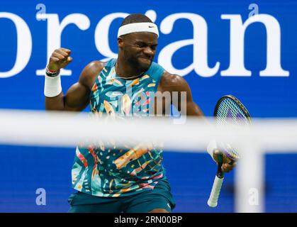 Flushing Meadow, United a déclaré. 30 août 2023. Frances Tiafoe célèbre le point après le match après avoir battu Sebastian Ofner, d’Autriche, lors de leur match de deuxième tour au Stade Arthur Ashe aux Championnats américains Open de tennis 2023 au USTA Billie Jean King National tennis Center, le mercredi 30 août 2023 à New York. Djokovic a battu Zapata Miralles en sets consécutifs pour passer au 3e tour. Photo de John Angelillo/UPI crédit : UPI/Alamy Live News Banque D'Images