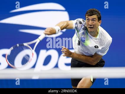 Flushing Meadow, United a déclaré. 30 août 2023. Sebastian Ofner d’Autriche sert Frances Tiafoe dans leur match de deuxième tour au stade Arthur Ashe lors des Championnats américains Open de tennis 2023 au USTA Billie Jean King National tennis Center, le mercredi 30 août 2023 à New York. Djokovic a battu Zapata Miralles en sets consécutifs pour passer au 3e tour. Photo de John Angelillo/UPI crédit : UPI/Alamy Live News Banque D'Images