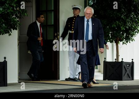 Washington, Vereinigte Staaten. 30 août 2023. Le sénateur américain Bernie Sanders (indépendant du Vermont) sort de l'aile ouest de la Maison Blanche à Washington, DC après avoir rencontré le président américain Joe Biden à la Maison Blanche le 30 août 2023. Crédit : Samuel Corum/Pool via CNP/dpa/Alamy Live News Banque D'Images