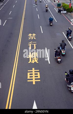 Rue à Taichung avec écriture et scooters à moteur, Taiwan Banque D'Images