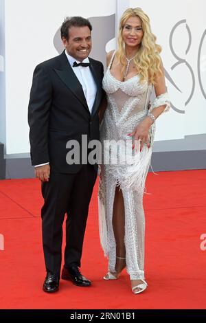 Venise Lido, Italie. 30 août 2023. Gerolamo Cangiano (à gauche) et Valeria Marini (à droite) assistent au tapis rouge d'ouverture du Festival du film de Venise au Palazzo del Cinema Lido de Venise. (Photo Mario Cartelli/SOPA Images/Sipa USA) crédit : SIPA USA/Alamy Live News Banque D'Images