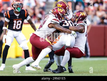 Les commandants de Washington LB Khaleke Hudson (47) et S Terrell Burgess (24) font le tacle contre les Cincinnati Bengals FB Chase Brown (30) qui fait la course avec le ballon lors d'un match de pré-saison NFL entre les Cincinnati Bengals et les Washington Commanders le 26 2023 août à FedEx Field à Landover MD. (Alyssa Howell/image du sport) Banque D'Images