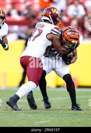 Les commandants de Washington LB Khaleke Hudson (47) font le tacle contre les Cincinnati Bengals FB Chase Brown (30) qui fait la course avec le ballon lors d'un match de pré-saison de la NFL entre les Cincinnati Bengals et les Washington Commanders le 26 2023 août à FedEx Field à Landover MD. (Alyssa Howell/image du sport) Banque D'Images