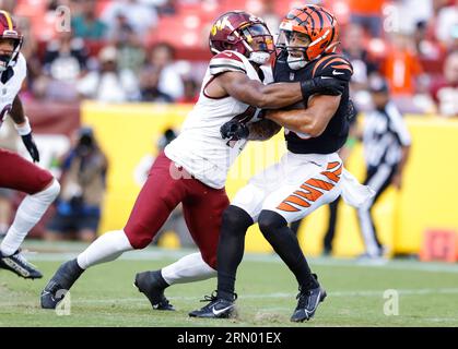 Les commandants de Washington LB Khaleke Hudson (47) font le tacle contre les Cincinnati Bengals FB Chase Brown (30) qui fait la course avec le ballon lors d'un match de pré-saison de la NFL entre les Cincinnati Bengals et les Washington Commanders le 26 2023 août à FedEx Field à Landover MD. (Alyssa Howell/image du sport) Banque D'Images