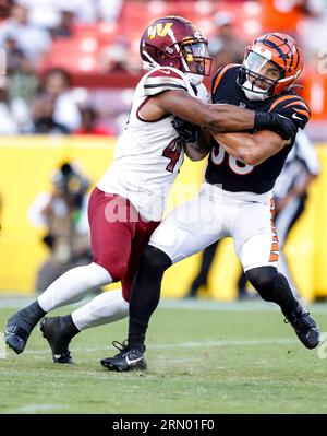 Les commandants de Washington LB Khaleke Hudson (47) font le tacle contre les Cincinnati Bengals FB Chase Brown (30) qui fait la course avec le ballon lors d'un match de pré-saison de la NFL entre les Cincinnati Bengals et les Washington Commanders le 26 2023 août à FedEx Field à Landover MD. (Alyssa Howell/image du sport) Banque D'Images