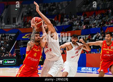 Jakarta, Indonésie. 30 août 2023. Juancho Hernangomez (L), d’Espagne, franchit le cap lors de leur match du Groupe G à la coupe du monde FIBA 2023 à Jakarta, Indonésie, le 30 août 2023. Crédit : Zulkarnain/Xinhua/Alamy Live News Banque D'Images