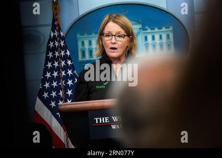 Deanne Criswell, administratrice de la Federal Emergency Management Agency (FEMA), prend la parole lors du point de presse quotidien dans la salle de presse James S. Brady de la Maison Blanche à Washington, DC, le 30 août 2023. L'administrateur Criswell a abordé la réponse du gouvernement fédéral aux récents incendies de forêt à Maui, Hawaï, et à l'ouragan Idalia après avoir touché terre en Floride.crédit : Samuel Corum/Pool via CNP/MediaPunch Banque D'Images