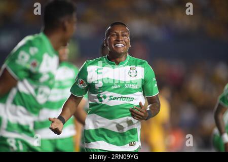 Monterrey, Mexique. 30 août 2023. 26 août 2023 ; Monterrey, Nuevo LeÃ³n, Mexique; Liga MX 2023 Apertura Fitth match entre UANL Tigres et Santos Laguna à EstÃ¡dio UniversitÃ¡rio. Santos Players Celebrating 1-0 par le milieu de terrain #31 Santos Laguna, Emerson Rodriguez crédit obligatoire : Toby Tande/PXImages (crédit image : © Torbjorn Tande/PX Imagens via ZUMA Press Wire) USAGE ÉDITORIAL SEULEMENT! Non destiné à UN USAGE commercial ! Banque D'Images