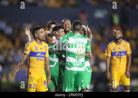 Monterrey, Mexique. 30 août 2023. 26 août 2023 ; Monterrey, Nuevo LeÃ³n, Mexique; Liga MX 2023 Apertura Fitth match entre UANL Tigres et Santos Laguna à EstÃ¡dio UniversitÃ¡rio. Crédit obligatoire : Toby Tande/PXImages (crédit image : © Torbjorn Tande/PX Imagens via ZUMA Press Wire) USAGE ÉDITORIAL SEULEMENT! Non destiné à UN USAGE commercial ! Banque D'Images