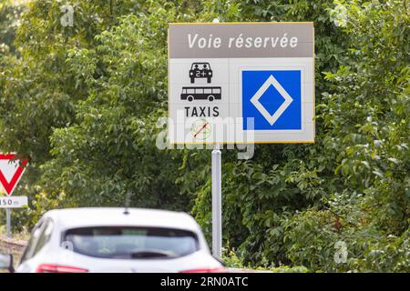 production-30-ao-t-2023-france-stra-burg-un-panneau-indiquant