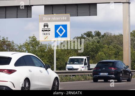production-30-ao-t-2023-france-stra-burg-un-panneau-indiquant