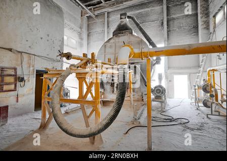 Dispositif de combustion de combustible du four rotatif au complexe de fabrication Banque D'Images