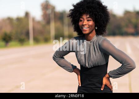 belle femme afro-américaine avec le sourire et l'expression de joie, de satisfaction et de célébration Banque D'Images