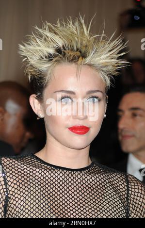 NEW YORK, NY - 06 MAI : Miley Cyrus au Gala bénéfice du Costume Institute 'PUNK : chaos to Couture' au Metropolitan Museum of Art le 6 mai 2013 à New York. Crédit : mpi01/MediaPunch Inc. Banque D'Images