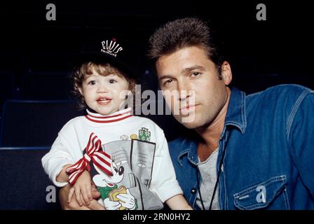 Billy Ray Cyrus et sa fille Miley Cyrus à l'hommage d'Elvis Presley à Memphis.October 8, 1994 Credit : Scott Weiner / MediaPunch Banque D'Images