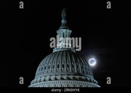 Washington, États-Unis. 31 août 2023. Une pleine lune est vue derrière le dôme du Capitole des États-Unis, à Washington, DC, aux États-Unis, le 30 août, 2023. crédit : Aaron Schwartz/Xinhua/Alamy Live News Banque D'Images