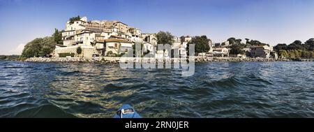 Kayak point de vue du beau et pittoresque village d'Anguillara Sabazia situé sur les rives du lac Bracciano. Banque D'Images