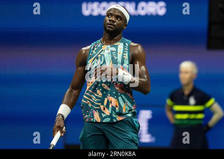 New York, États-Unis. 30 août 2023. Frances Tiafoe des USA en action lors de la 2e ronde contre Sebastian Ofner d'Autriche aux US Open Championships au Billie Jean King tennis Center à New York le 30 août 2023. Tiafoe a gagné en sets consécutifs. (Photo de Lev Radin/Sipa USA) crédit : SIPA USA/Alamy Live News Banque D'Images