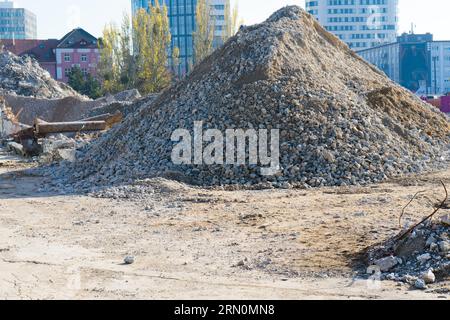 De grandes collines et des tas de sable, de gravier, de pierre concassée de couleur blanche, grise et noire. Banque D'Images