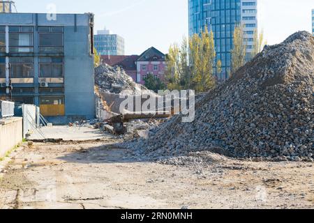 De grandes collines et des tas de sable, de gravier, de pierre concassée de couleur blanche, grise et noire. Banque D'Images