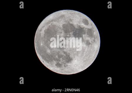 Los Angeles, États-Unis. 30 août 2023. La lune bleue apparaît dans le ciel à Los Angeles. La lune était une rare superlune bleue, nommée ainsi parce qu'elle était la deuxième pleine lune en août, donc l'étiquette bleue, et elle était exceptionnellement proche de la Terre, donc une superlune. Crédit : SOPA Images Limited/Alamy Live News Banque D'Images