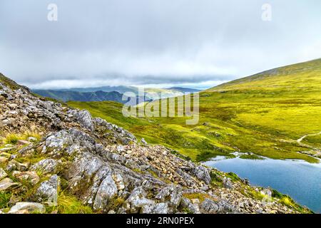 Paysage de montagne entourant le lac Llyn CWN le long du sentier vers le sommet Glyder Fawr, CWM Idwal, parc national de Snowdonia, pays de Galles, Royaume-Uni Banque D'Images