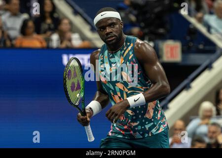 Frances Tiafoe des USA réagit lors du 2e tour contre Sebastian Ofner d'Autriche aux US Open Championships au Billie Jean King tennis Center à New York le 30 août 2023. Banque D'Images