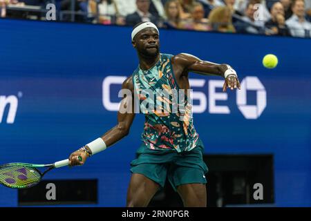 New York, États-Unis. 30 août 2023. Frances Tiafoe, des États-Unis, revient au 2e tour contre Sebastian Ofner, d’Autriche, aux US Open Championships au Billie Jean King tennis Center à New York, le 30 août 2023. Tiafoe a gagné en sets consécutifs. (Photo de Lev Radin/Sipa USA) crédit : SIPA USA/Alamy Live News Banque D'Images