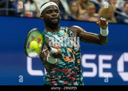 New York, États-Unis. 30 août 2023. Frances Tiafoe, des États-Unis, revient au 2e tour contre Sebastian Ofner, d’Autriche, aux US Open Championships au Billie Jean King tennis Center à New York, le 30 août 2023. Tiafoe a gagné en sets consécutifs. (Photo de Lev Radin/Sipa USA) crédit : SIPA USA/Alamy Live News Banque D'Images