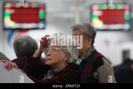 Les investisseurs vérifient les actions dans une salle de commerce d’une société de valeurs mobilières à Shanghai, dans l’est de la Chine, le 17 novembre 2014. Le site historique Shanghai-Hong Kong stock Connect, qui vise à relier les bourses de Hong Kong et de Shanghai, a été officiellement lancé lundi. (wf) CHINA-SHANGHAI-HONG KONG STOCK CONNECT (CN) PeixXin PUBLICATIONxNOTxINxCHN investisseurs Vérifiez les actions À un Trading Hall d'une société de valeurs mobilières à Shanghai East China Nov 17 2014 le Landmark Shanghai Hong Kong Stick Connect qui vise À lier les échanges Stick de Hong Kong et Shanghai ce qui a officiellement lancé LE lundi WF C Banque D'Images