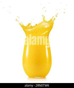 Jus d'orange frais éclaboussant hors du verre isolé sur fond blanc. Banque D'Images